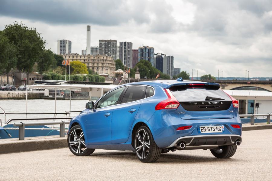  Volvo V40 D4 R-Design 2016 года  (фото 2 из 30)
